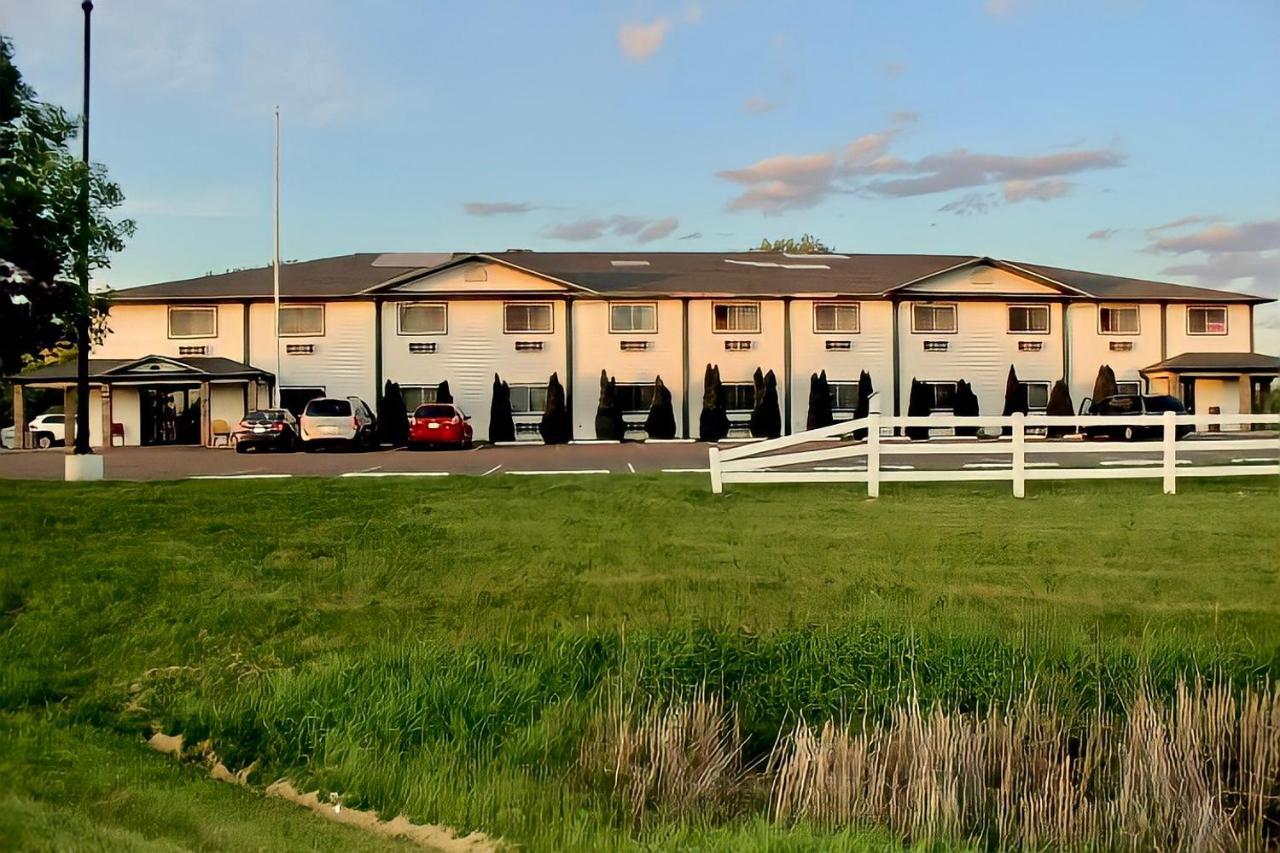 Amerivu Inn And Suites Stanley Exteriér fotografie